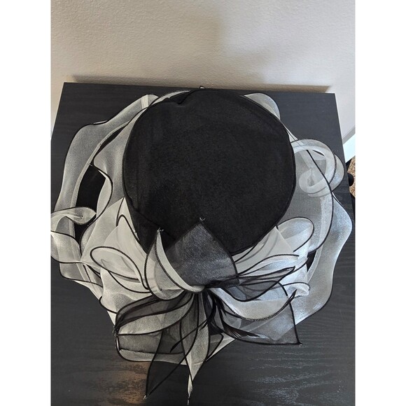 Kentucky Derby two toned women's hat. - Picture 3 of 6